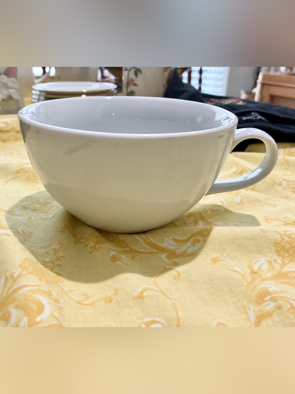 Pottery Barn “Great White” Large Cup.5.5”Round 3”Deep. No wear,
stain,scratches
